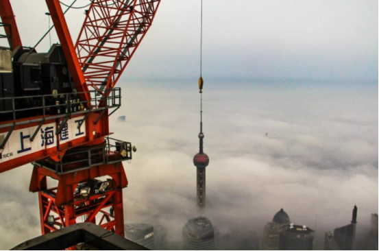 就佩服中国基建！塔吊高达600米，施工难度非同小可，却轻松搞定
